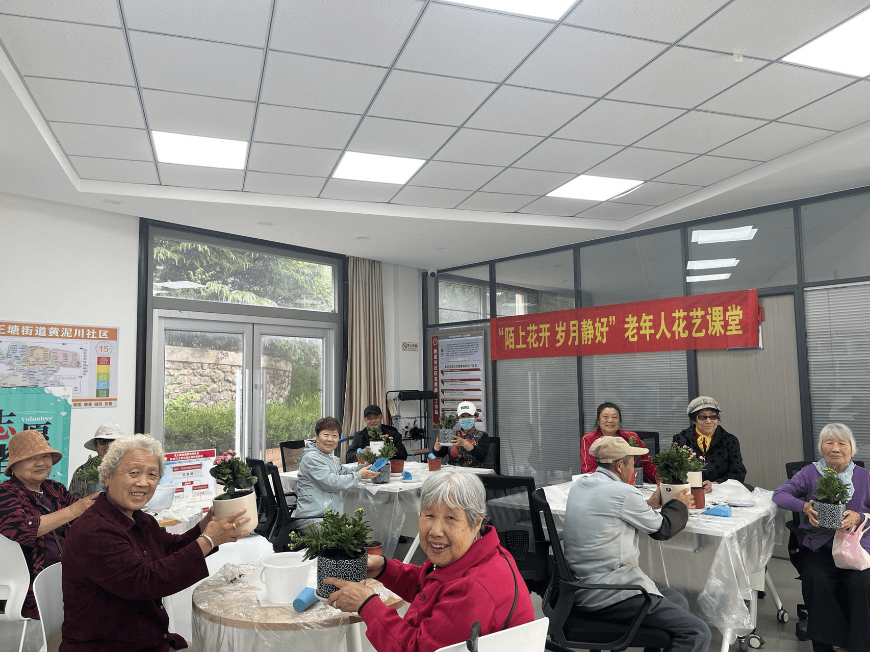 龙王塘街道黄泥川社区开展"陌上花开 岁月静好"老年人花艺盆栽课堂