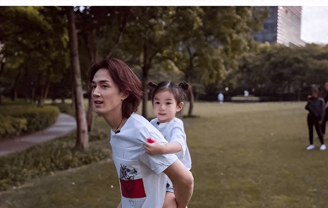 总结:lucky在妈妈戚薇的音乐会上的罕见亮相引起了广泛关注.