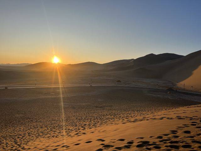 鸣沙山月牙泉:中国四大鸣沙山之一,沙漠与泉水共生,河西走廊的一颗