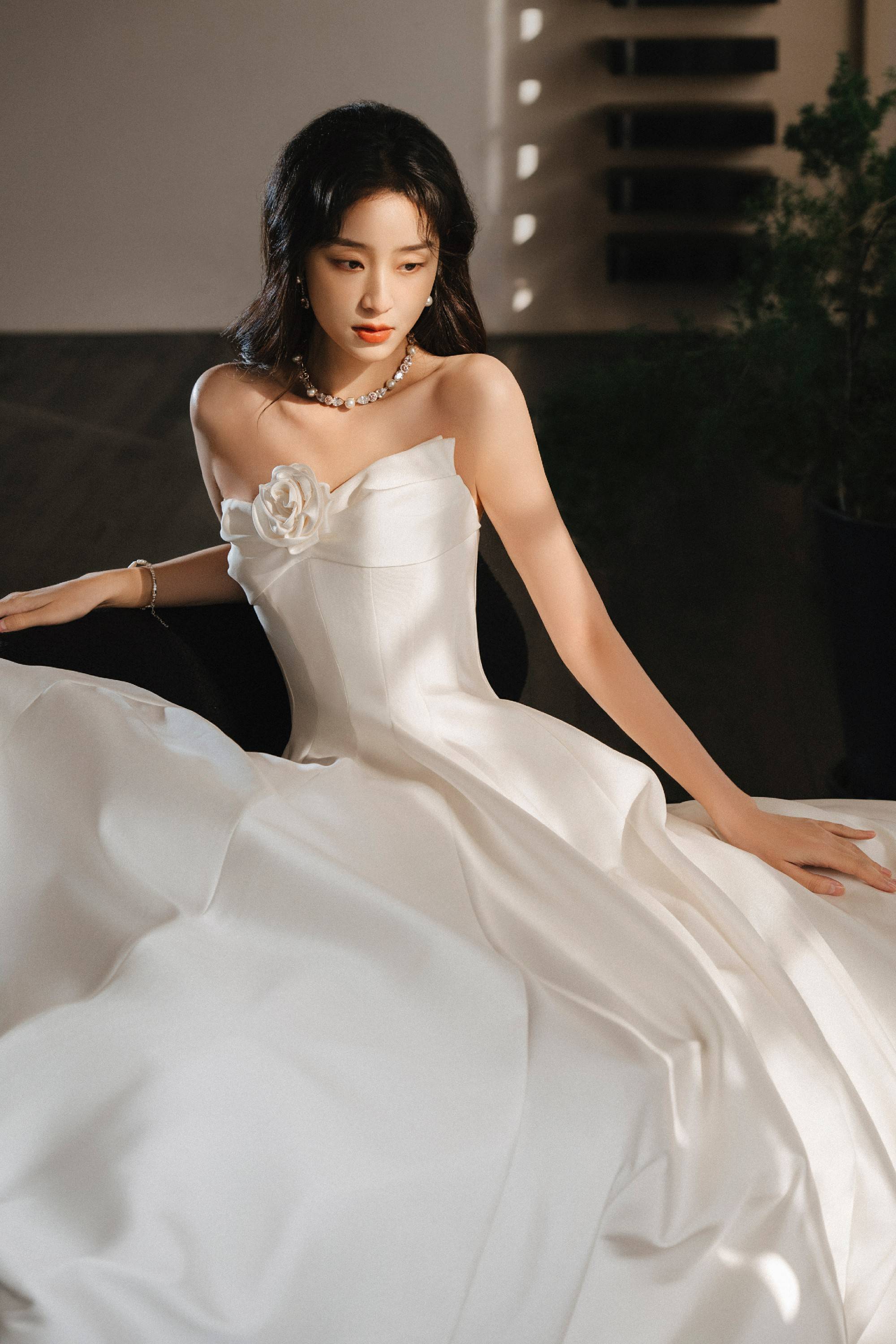 龚婉怡惊艳亮相"文荣奖",身穿高定礼服,诠释女性纯粹之美_青年_横店_