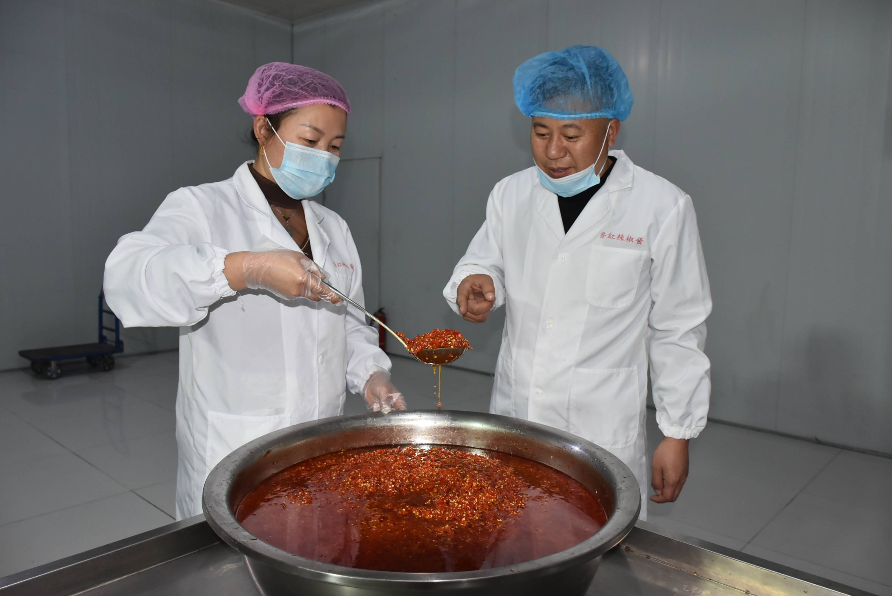 日前,记者走进曹县魏湾镇李楼村山东鲁味调味品股份有限公司,一股浓郁