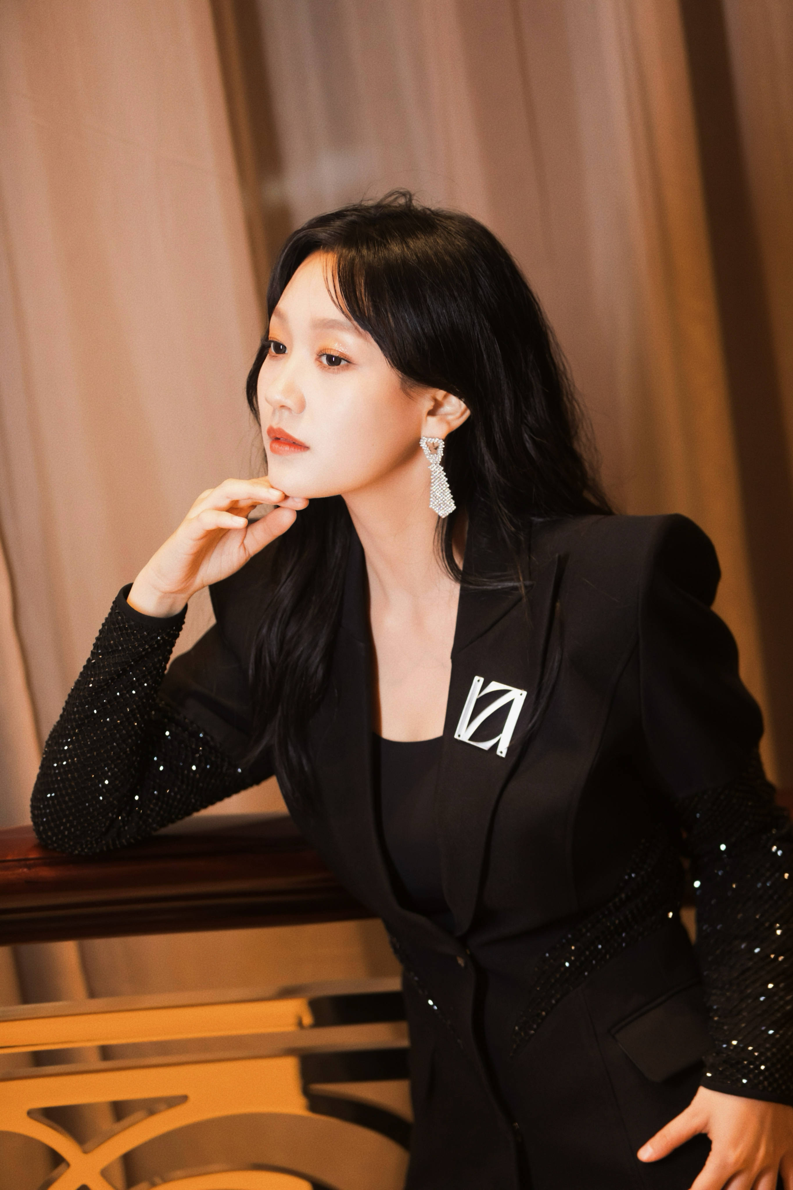 青年演员梦汐出席横店文荣奖,黑色西装长裙御姐范十足_作品_观众_全资