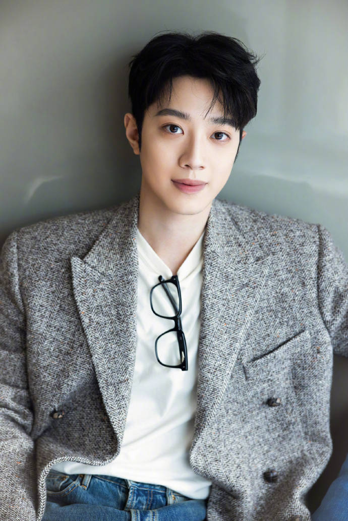 赖冠霖以学长风造型参加活动,白净帅气,青春气息扑面而来_西装_感觉