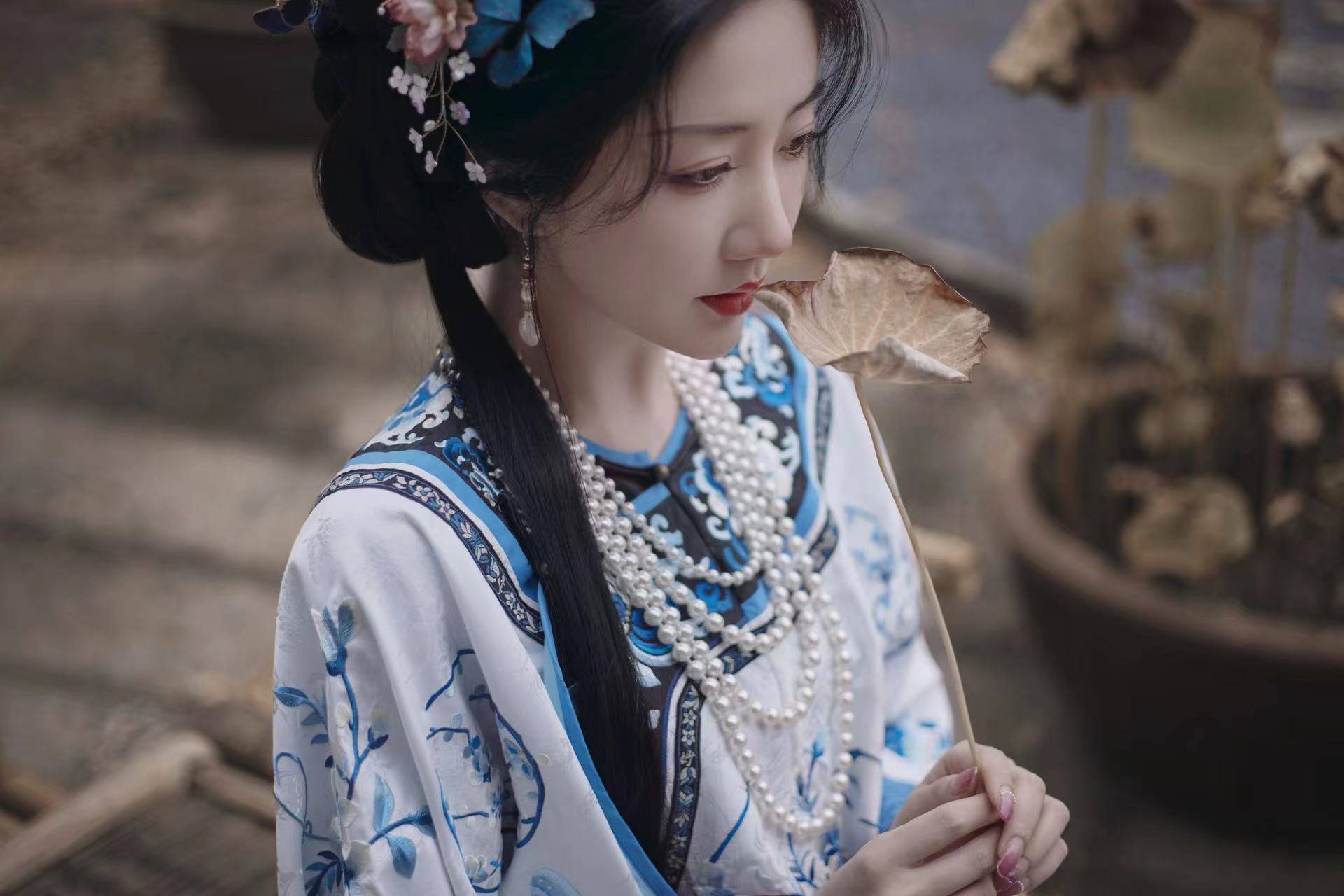 陈欣予清汉女古装造型曝光 清冷凄美并非旧时代遗物_角色_民国_刺绣