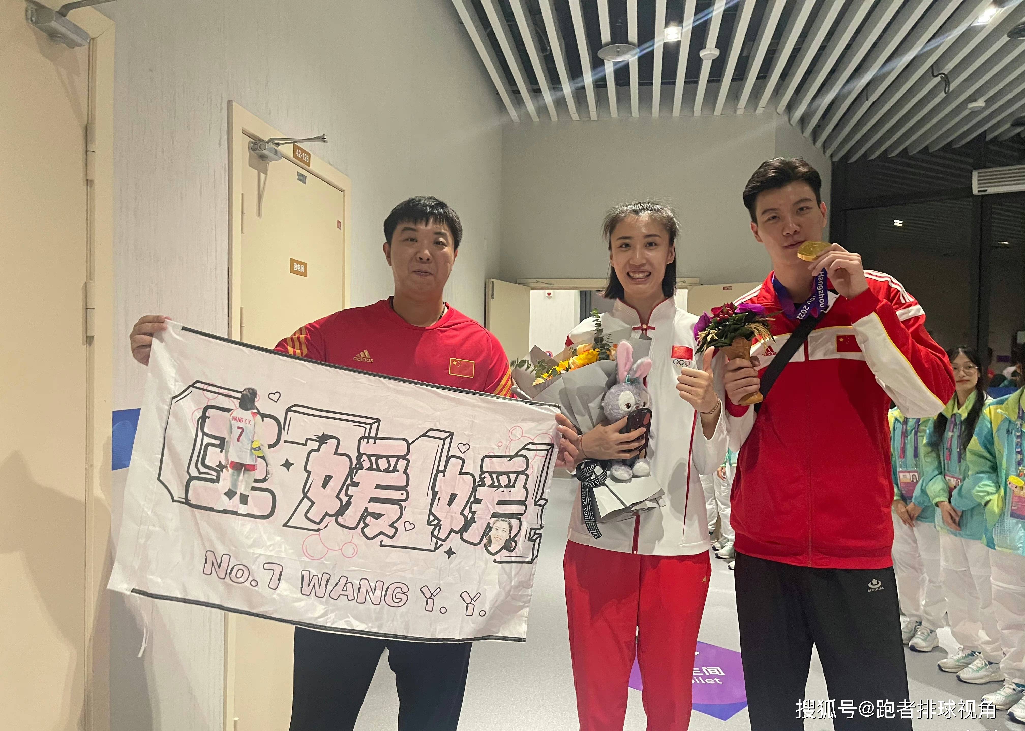 地铁公开牵手,王媛媛男友真容曝光,长相成熟,竟是女排陪打教练_爱情