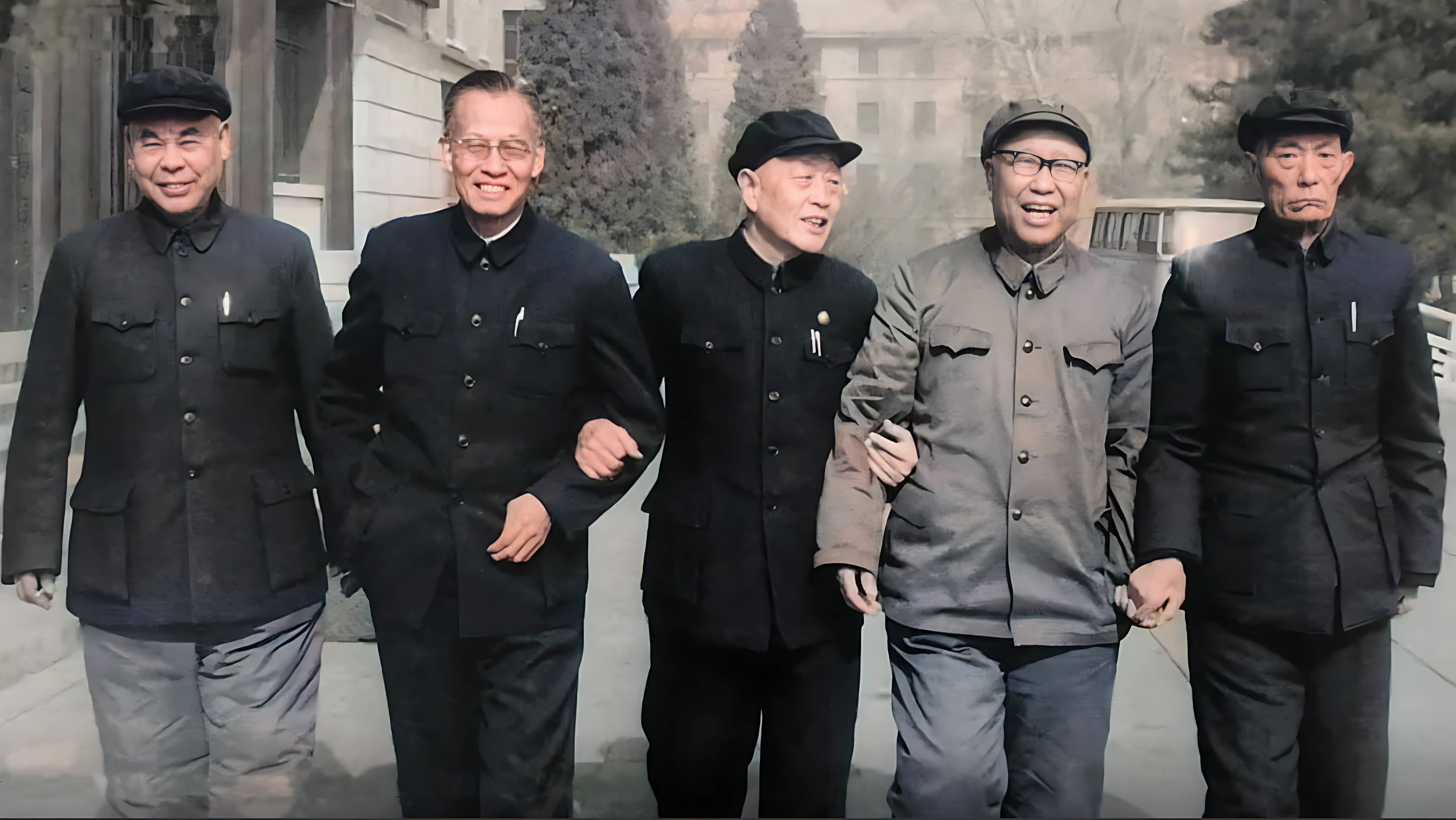 右边第一位是:孙兰峰 傅作义手下名将,算得上左膀右臂.