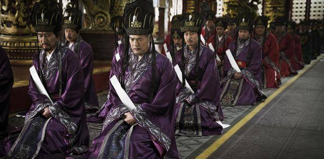 当然,在椅子这东西没有传入中原之前,中国的君臣相见谈事,臣子都是