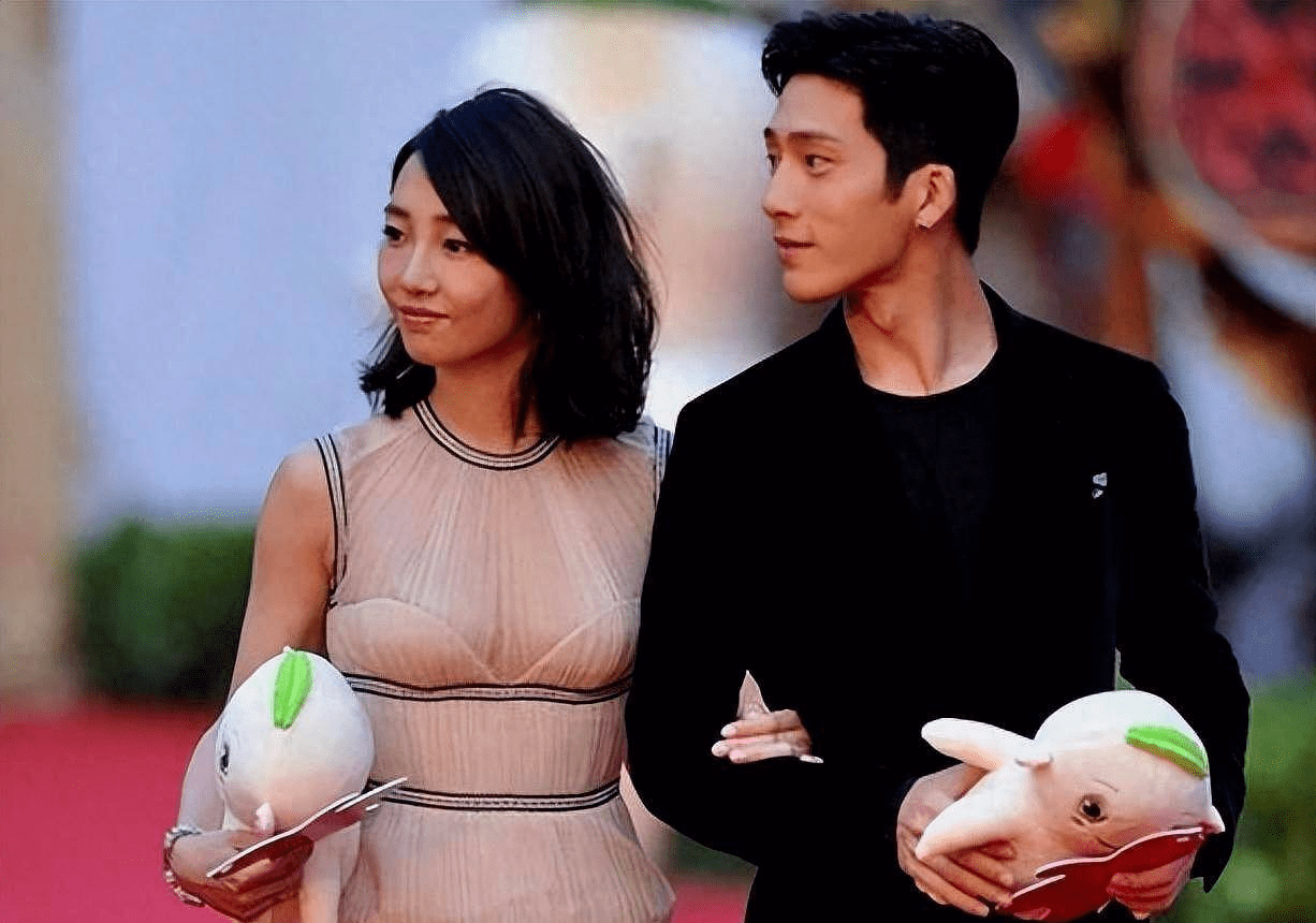 白百何穿透视装出席活动,下身勒出三角区,一旁的井柏然太尴尬_明星