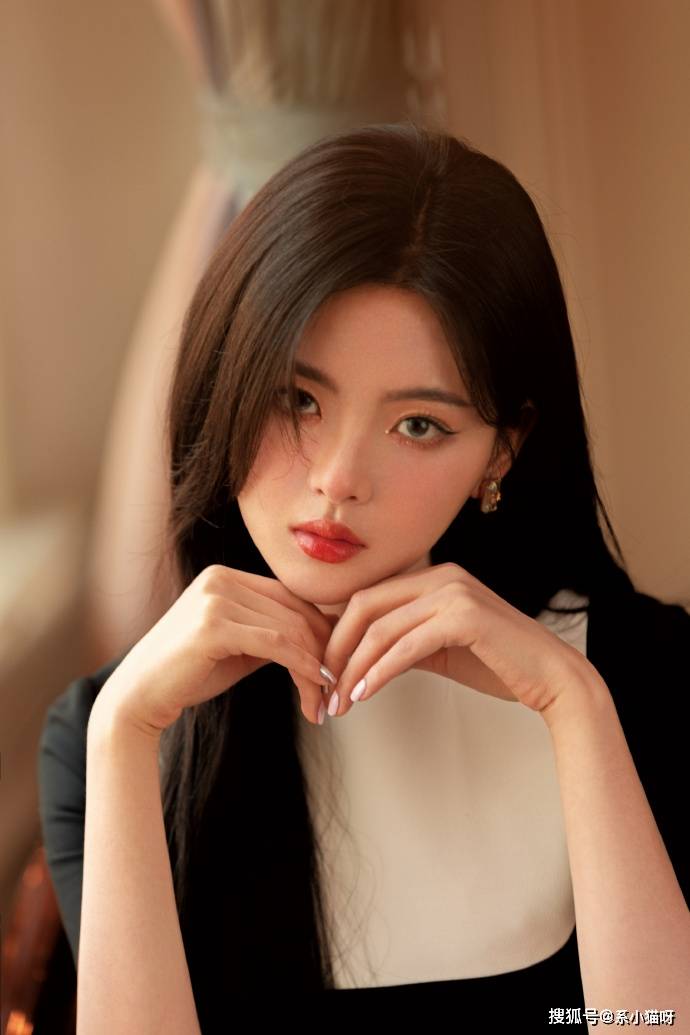 杨超越粉色修身短裙露美腿,拍照姿势优雅美丽动人