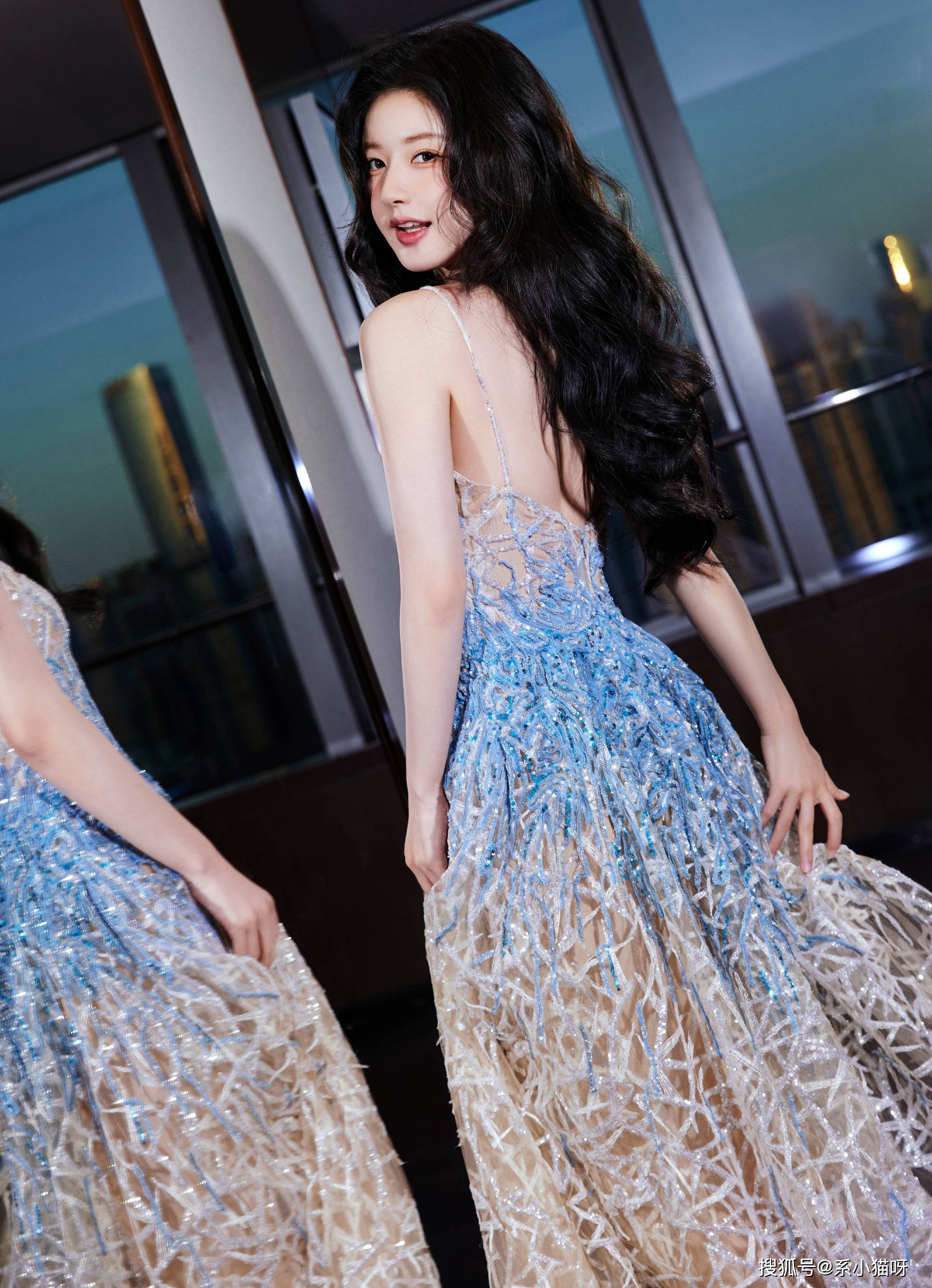 赵露思性感吊带裙曝光,香肩撩人眼神迷人!_时尚_魅力_风格