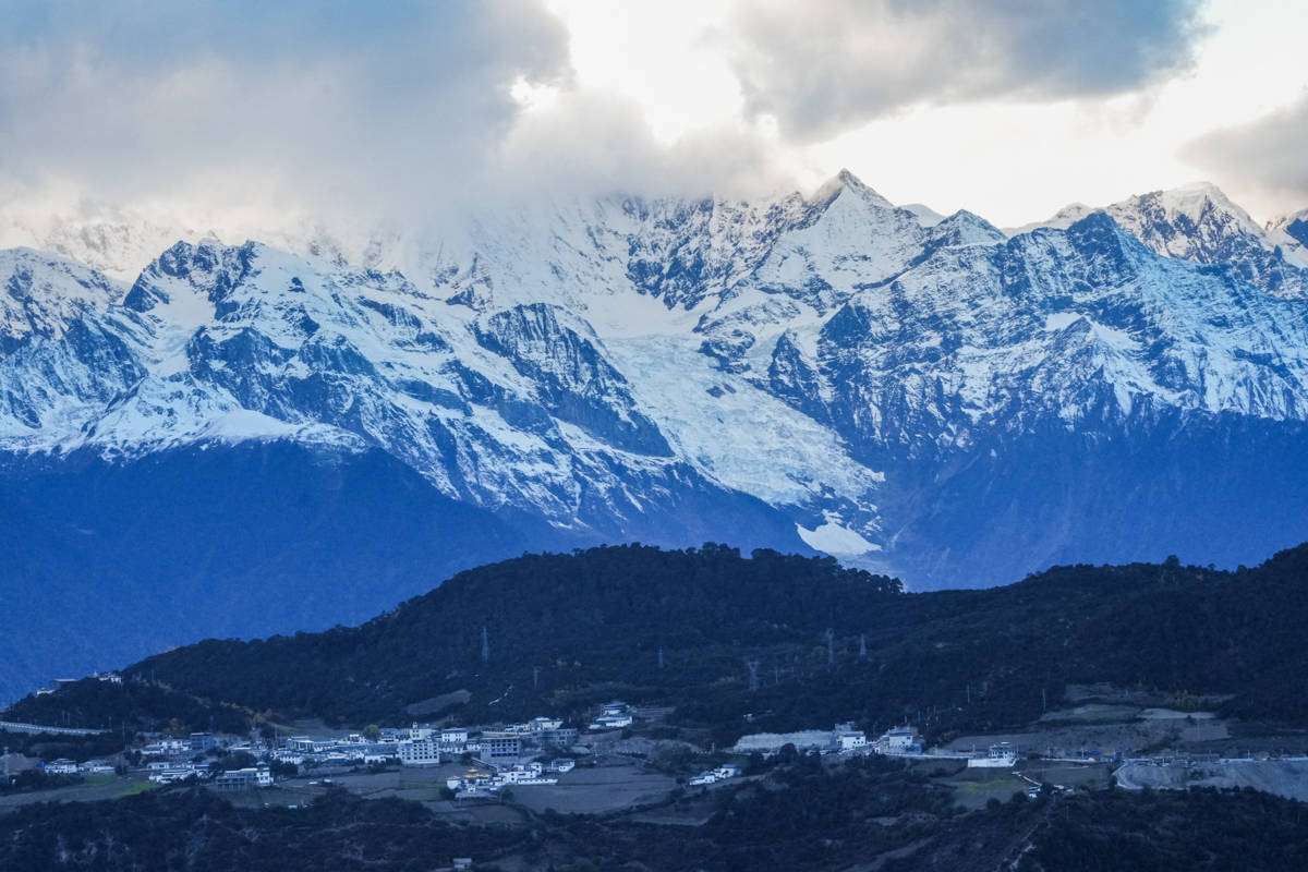 日曲卡雪山紫岚的图片图片