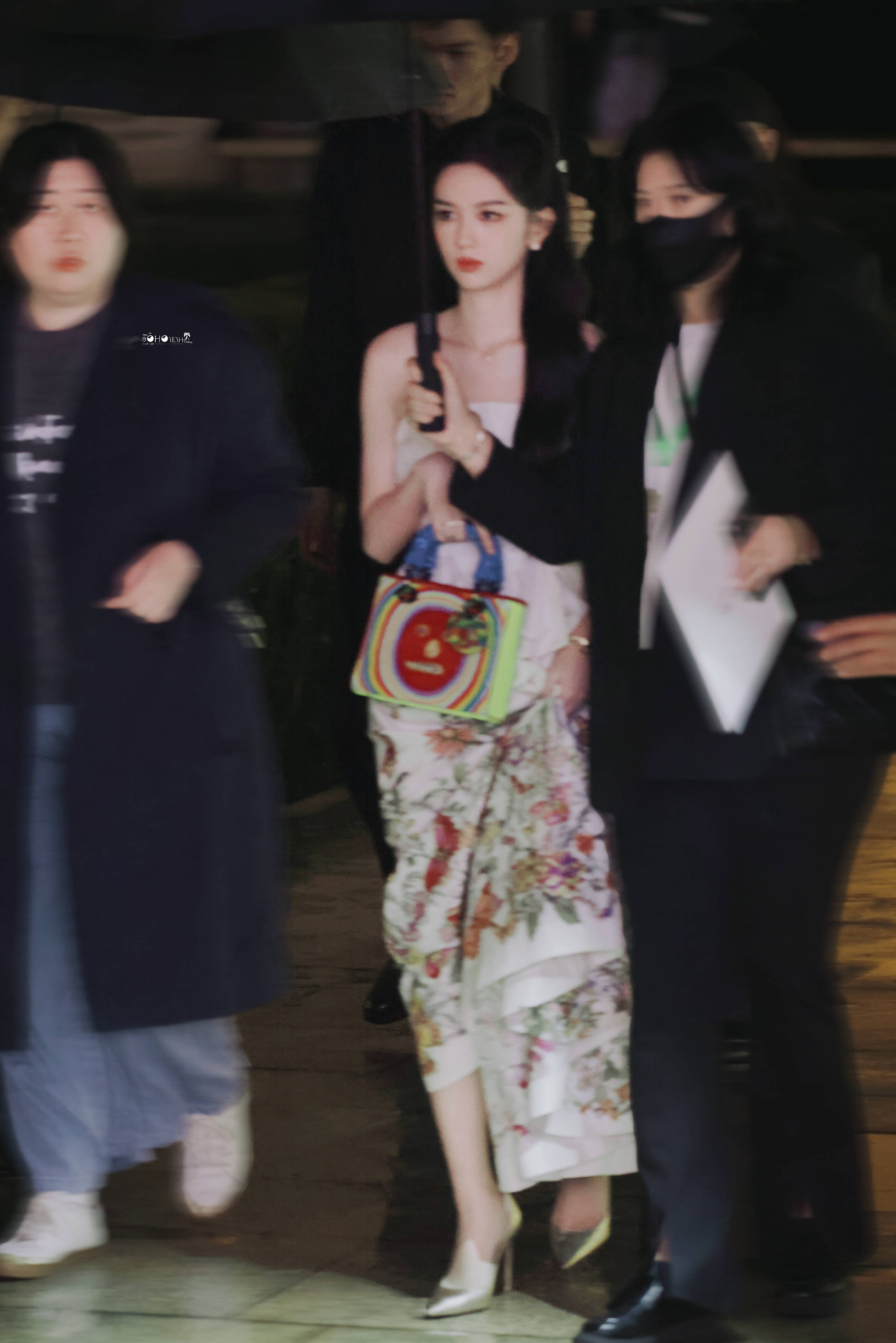 周也白裙摇曳清冷美艳 长发微卷化身复古千金-搜狐大视野-搜狐新闻