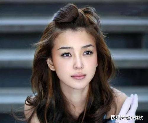 宋亮是王思聪的第四任女友.她是一名模特,身材高挑,面容清秀.