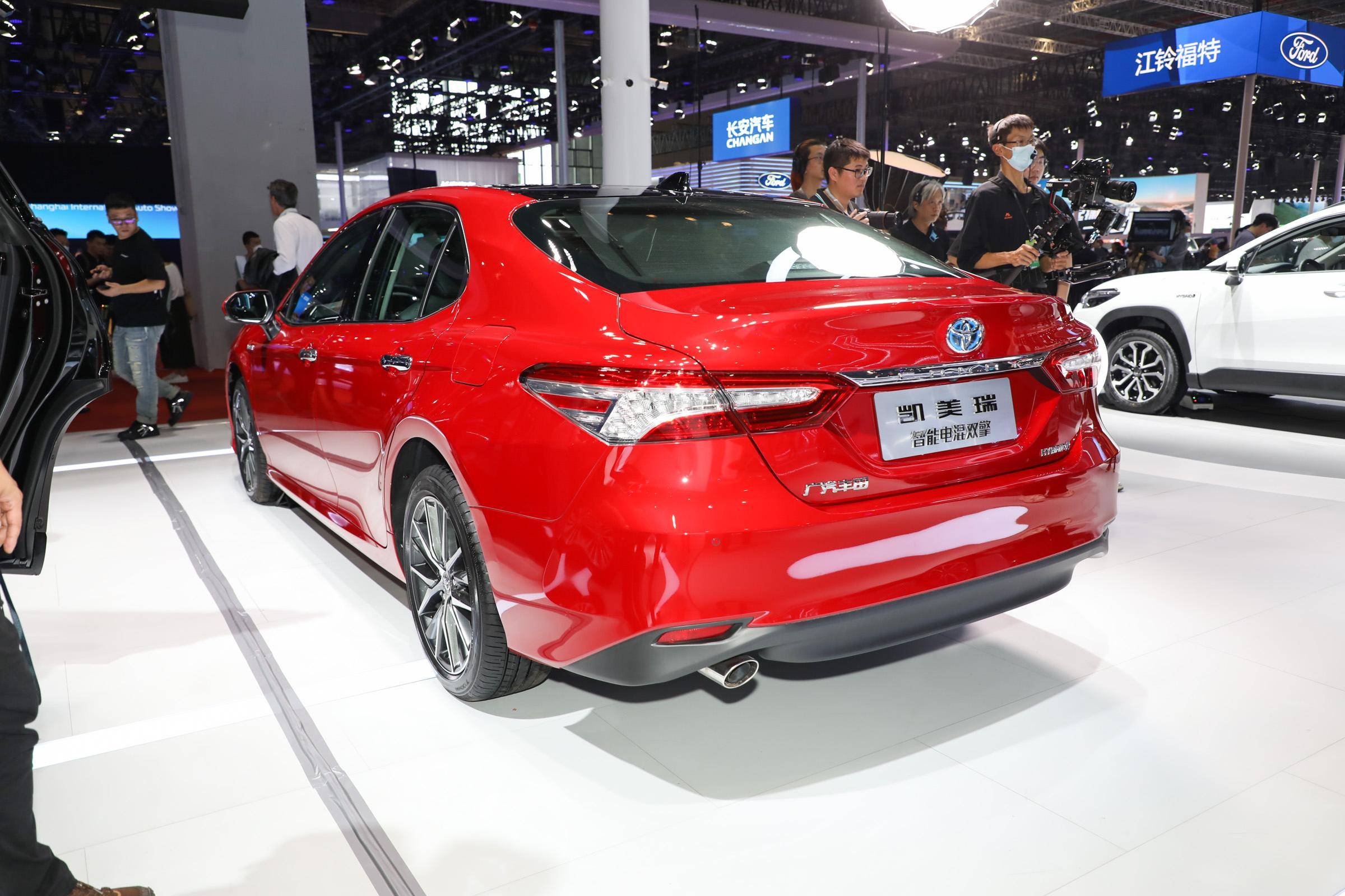 国产全新丰田凯美瑞宣传海报曝光!或提供四驱版本,广州车展亮相