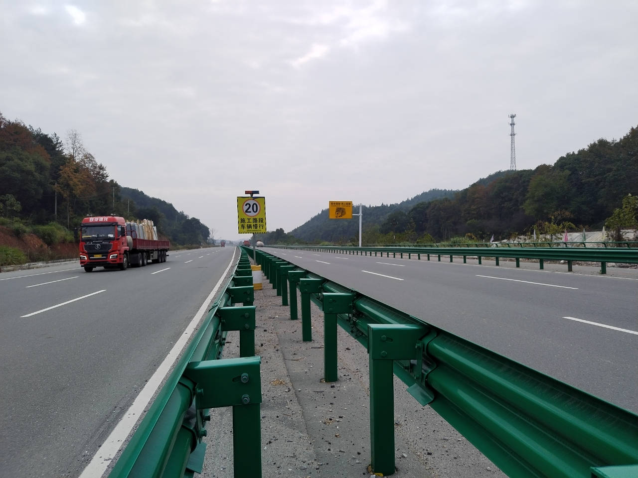 乐平市交通运输局保质保量推进公路安防工程建设如火如荼_警示_隔离