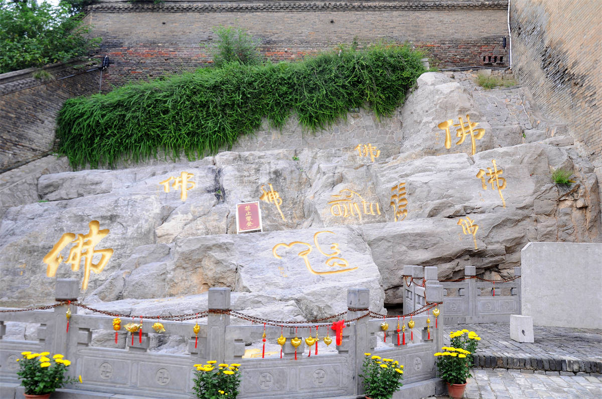 大伾山景区是集儒,道,佛于一体的众多庙宇,门票50元/人.