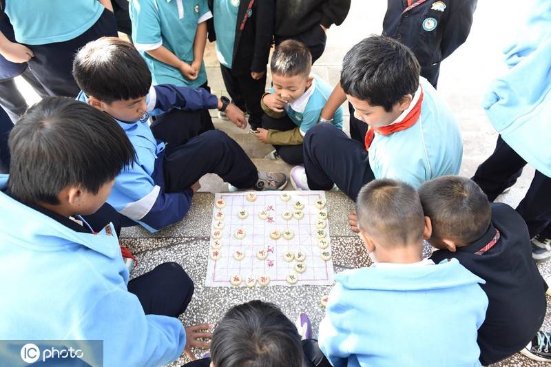 课间十分钟禁外出 小学生躲厕所交换零食 -银河百科全书