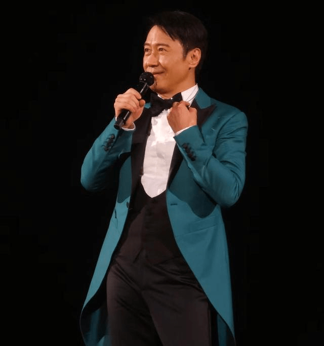 黎明演唱会惊现意外,女粉丝砸伤观众脑袋_音乐_事件_环境