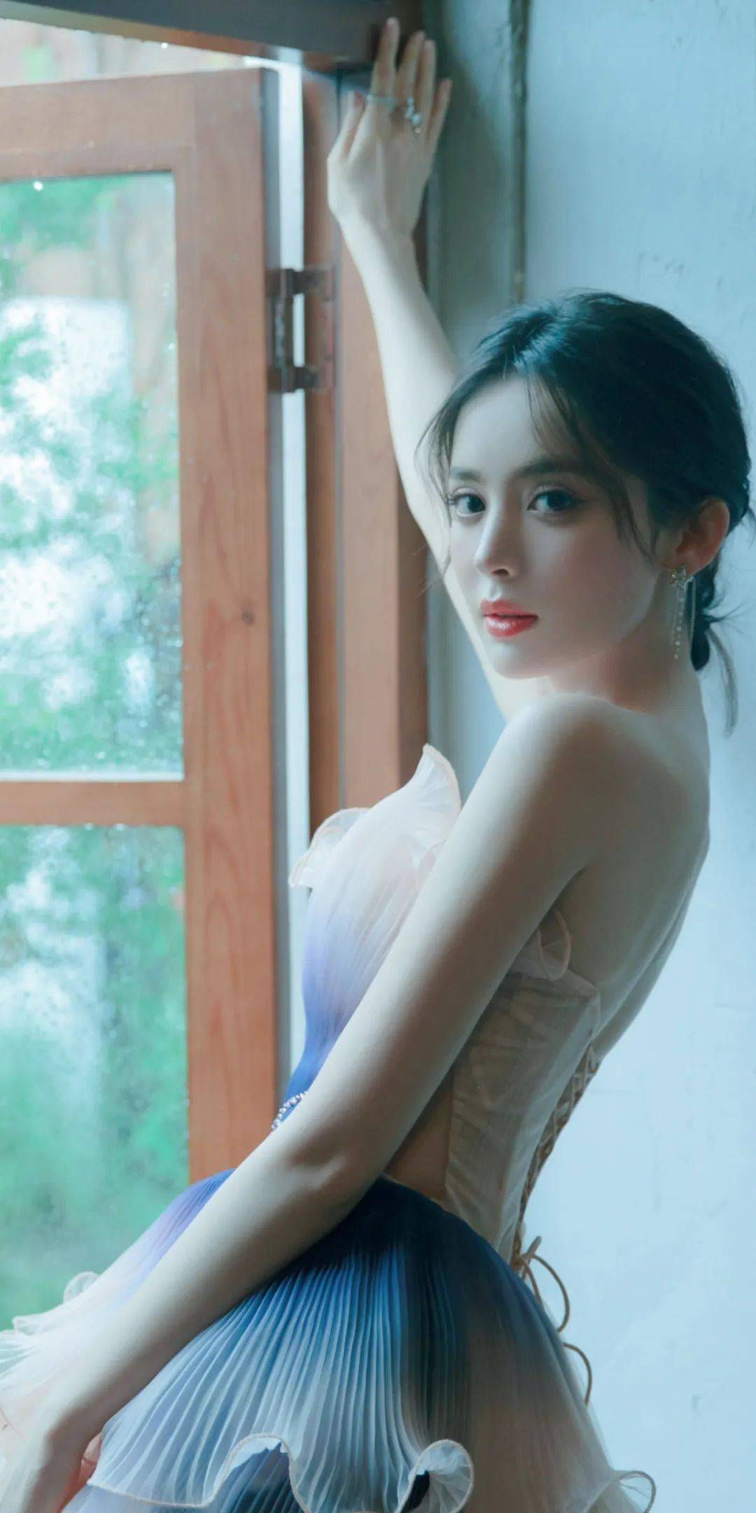 古力娜扎写真组图:抹胸纱裙,优越的锁骨美背,性感迷人_女性_的力量