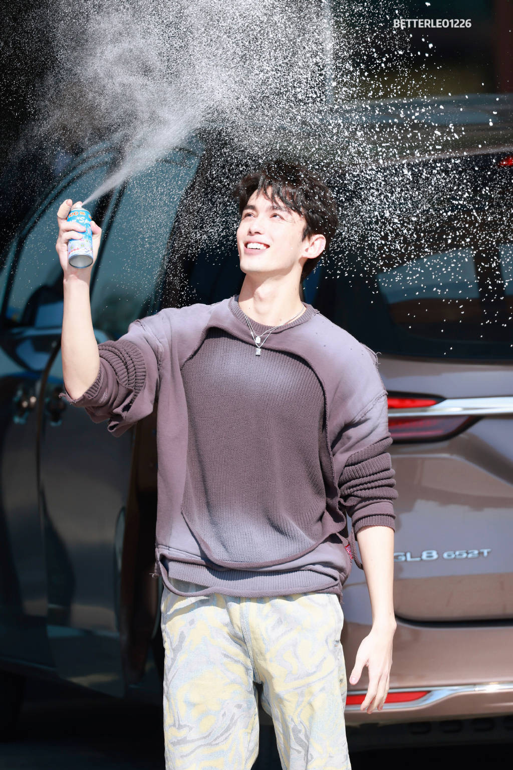 吴磊为粉丝手动撒雪花_宣传_评论_长沙