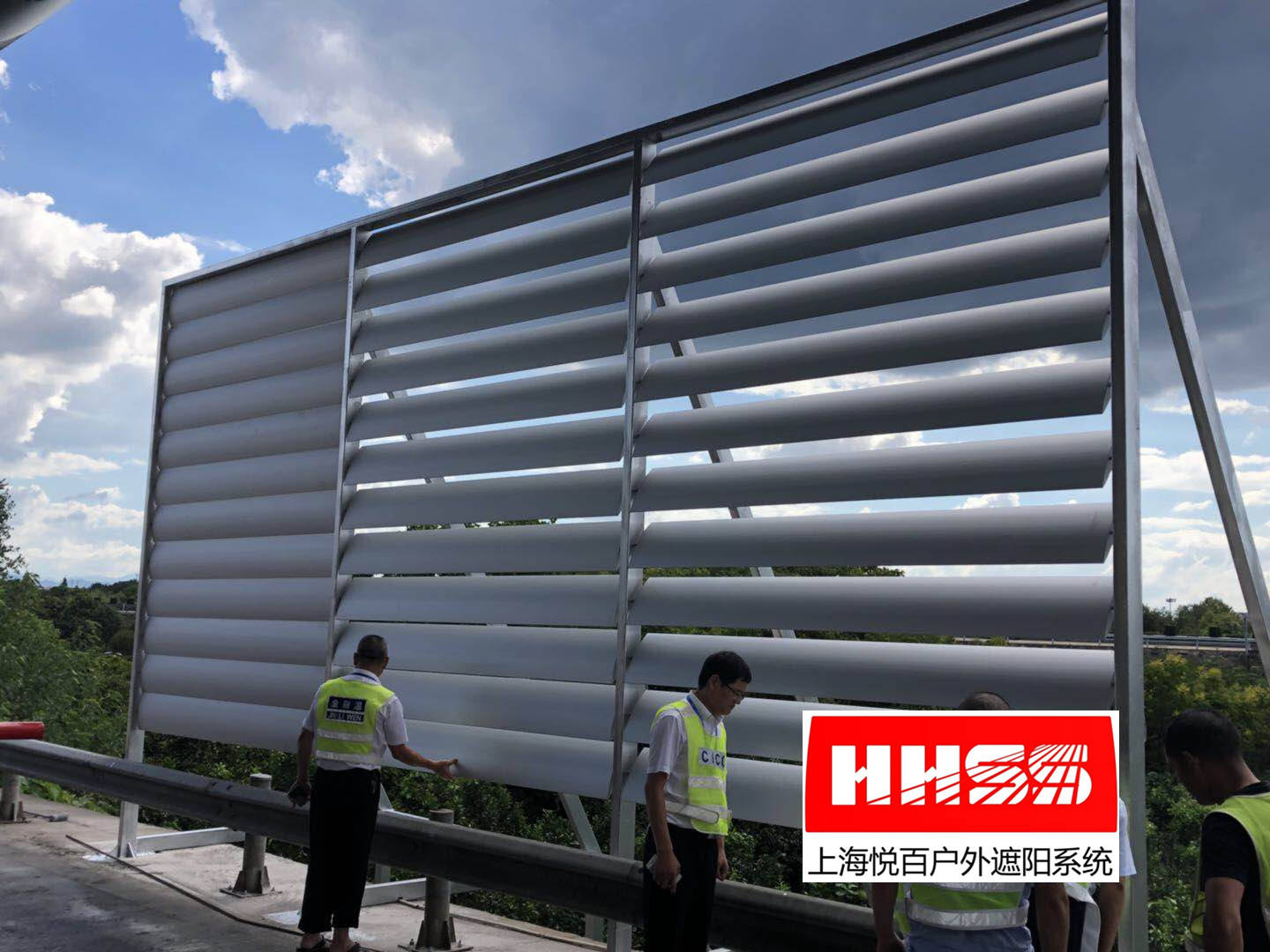 电动梭形遮阳板电动机翼百叶在高速收费站上的遮阳应用_活动_阳光