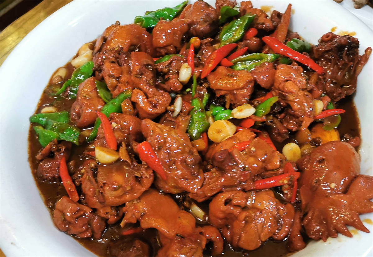 特色熏排骨,干锅土豆片,手撕包菜,鹊山农夫炒鸡是这家店的特色菜,品尝