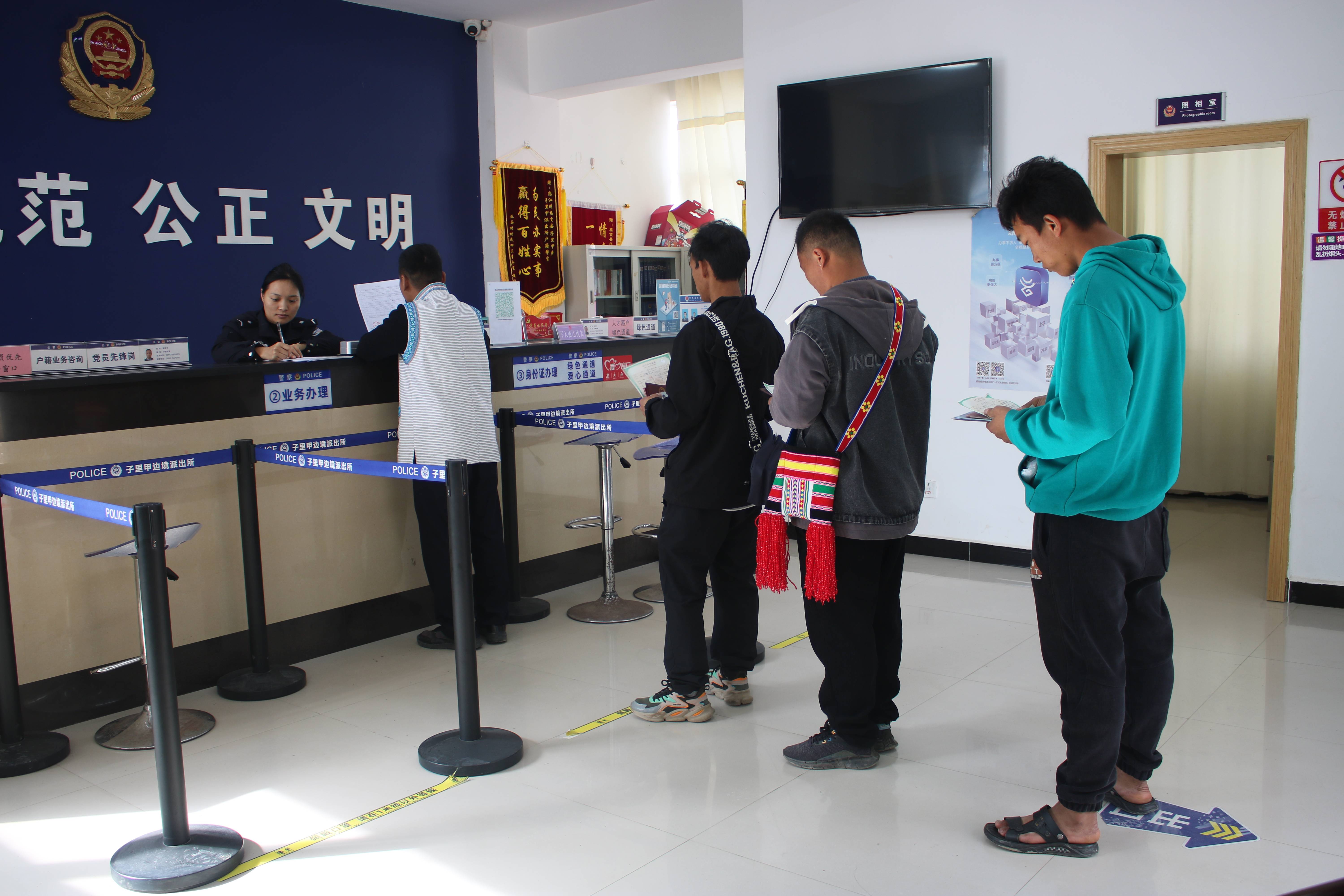 以主题教育为契机,经常性组织户籍窗口民警辅警开展思想教育,切实将