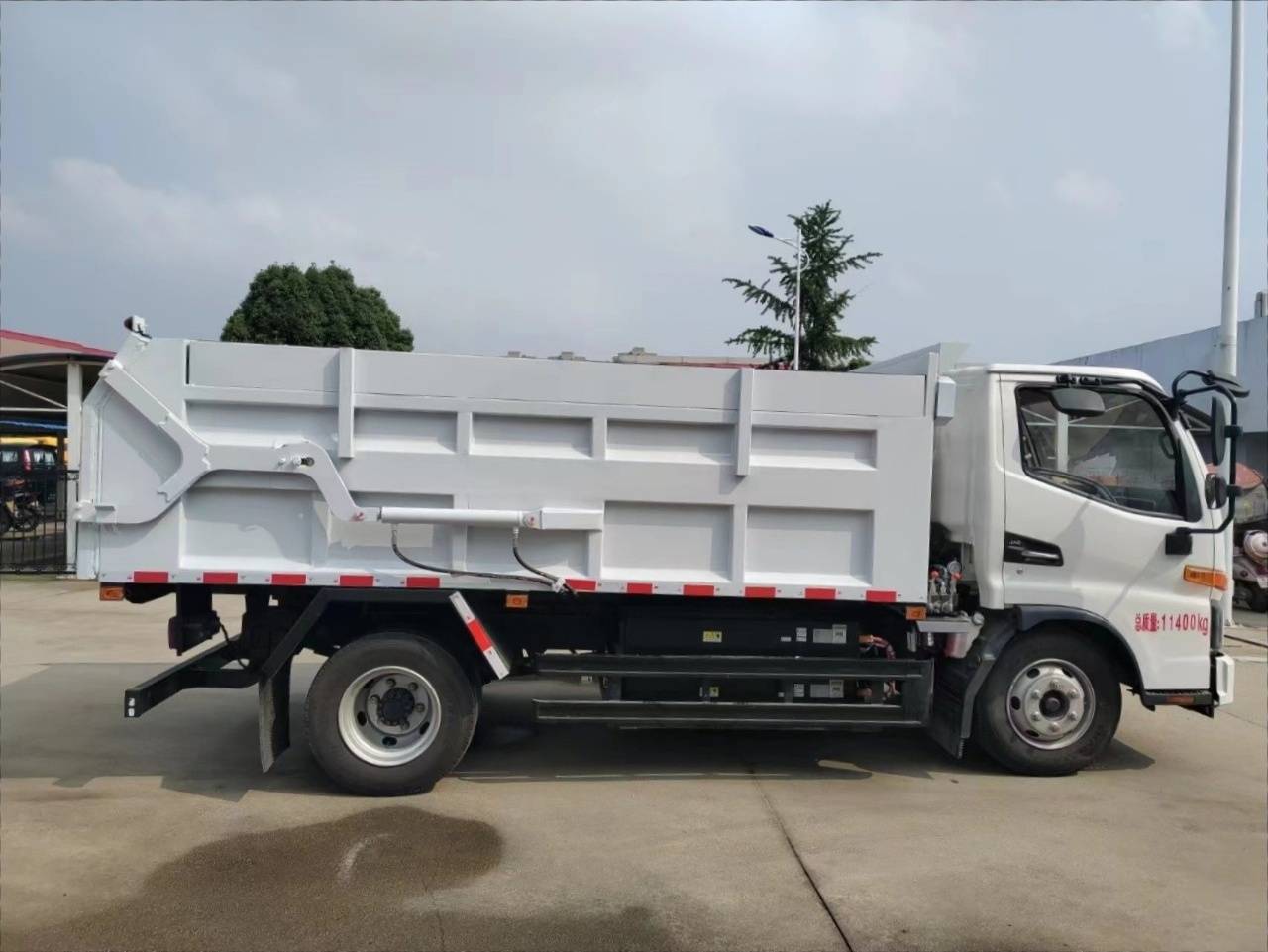 8方江淮v5骏铃纯电动地库版厢式自卸垃圾车