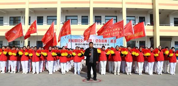 聚集在綠楊村黨群服務中心廣場上,她們伴歌起舞的身影帶著精彩的歌舞