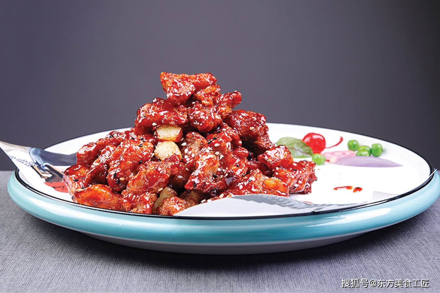 烧汁滋味肉粒茴香苗酥炸肉壮身铁锅牛尾编辑:常思为