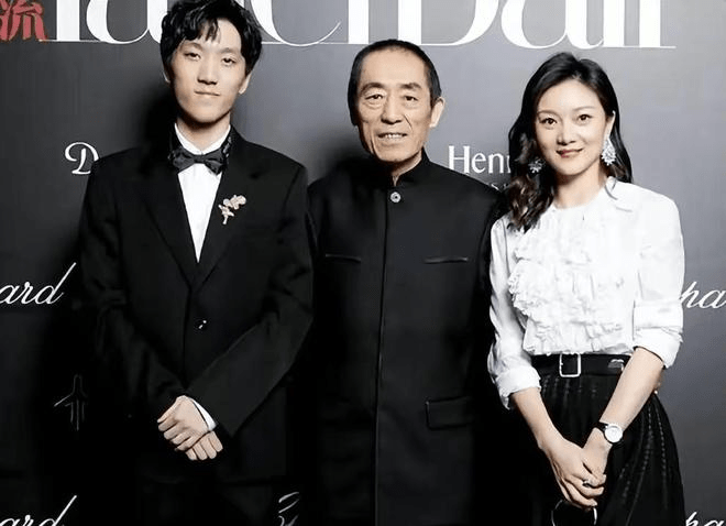 张艺谋儿子惊艳巴黎名媛舞会,展现中国年轻人的独特风采_张一男_全球