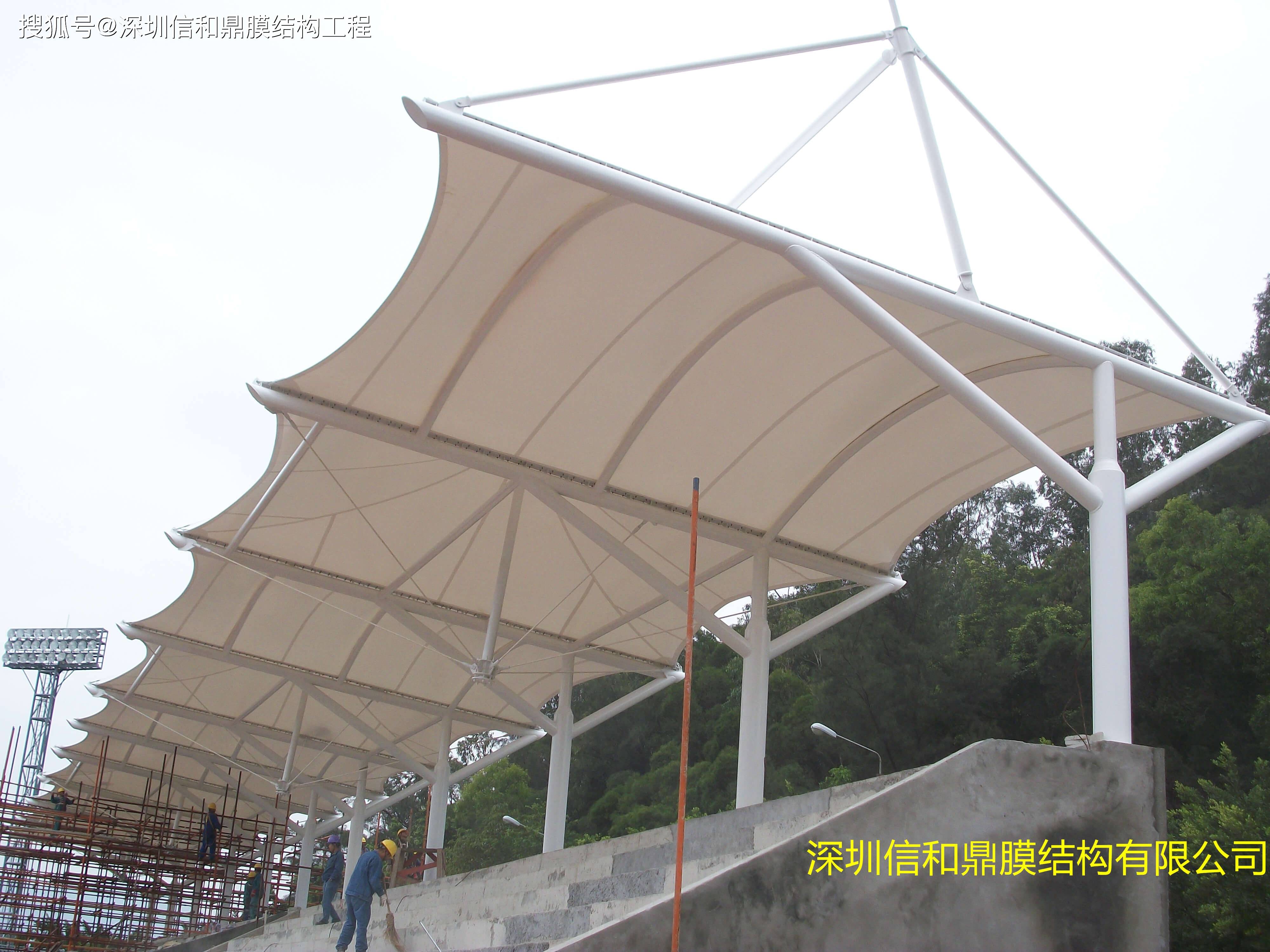 体育场看台膜结构雨棚价格多少钱一平方?材质,工艺和尺寸很重要!