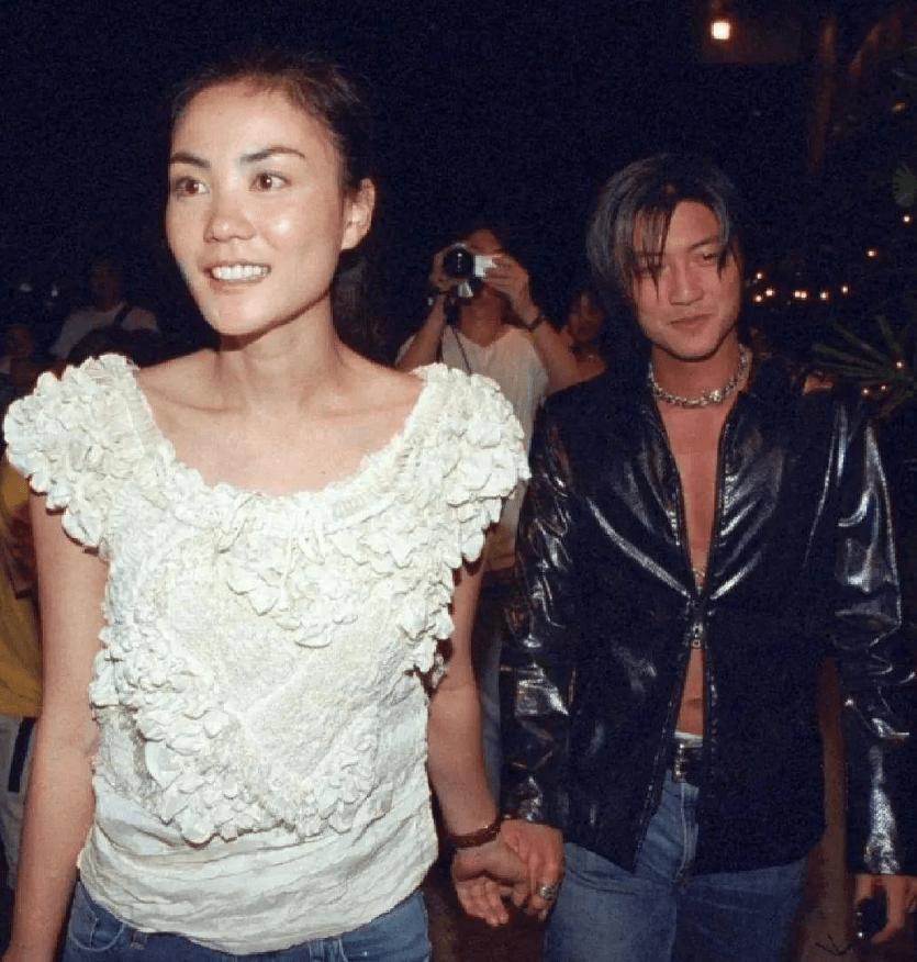 曝谢霆锋再婚!官宣晒出婚礼照,谢贤豪掷千金众望所归_瞩目_情感_感情