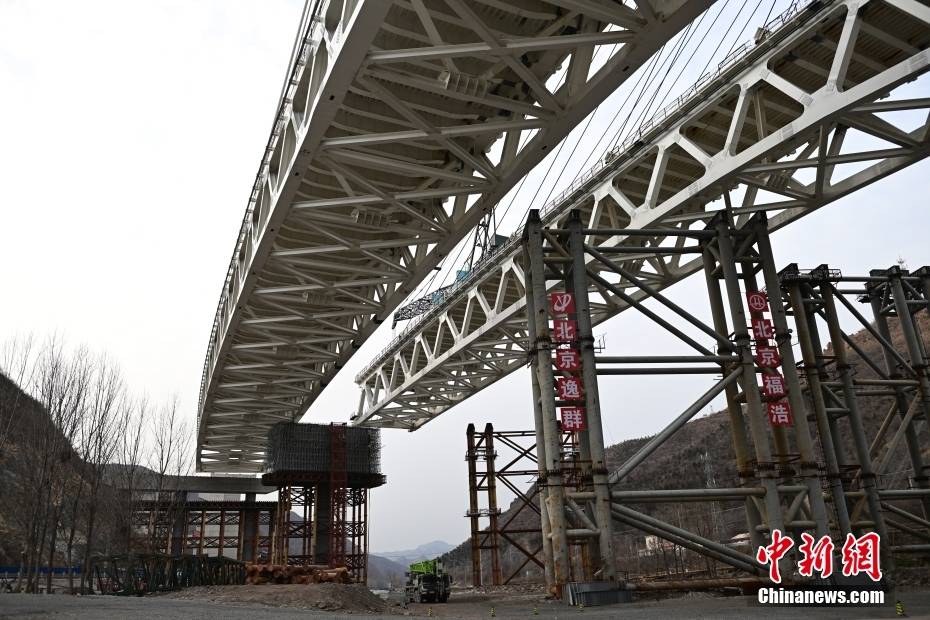 世界首例墩顶双转体曲线钢桁梁斜拉桥顺利转体-搜狐大视野-搜狐新闻
