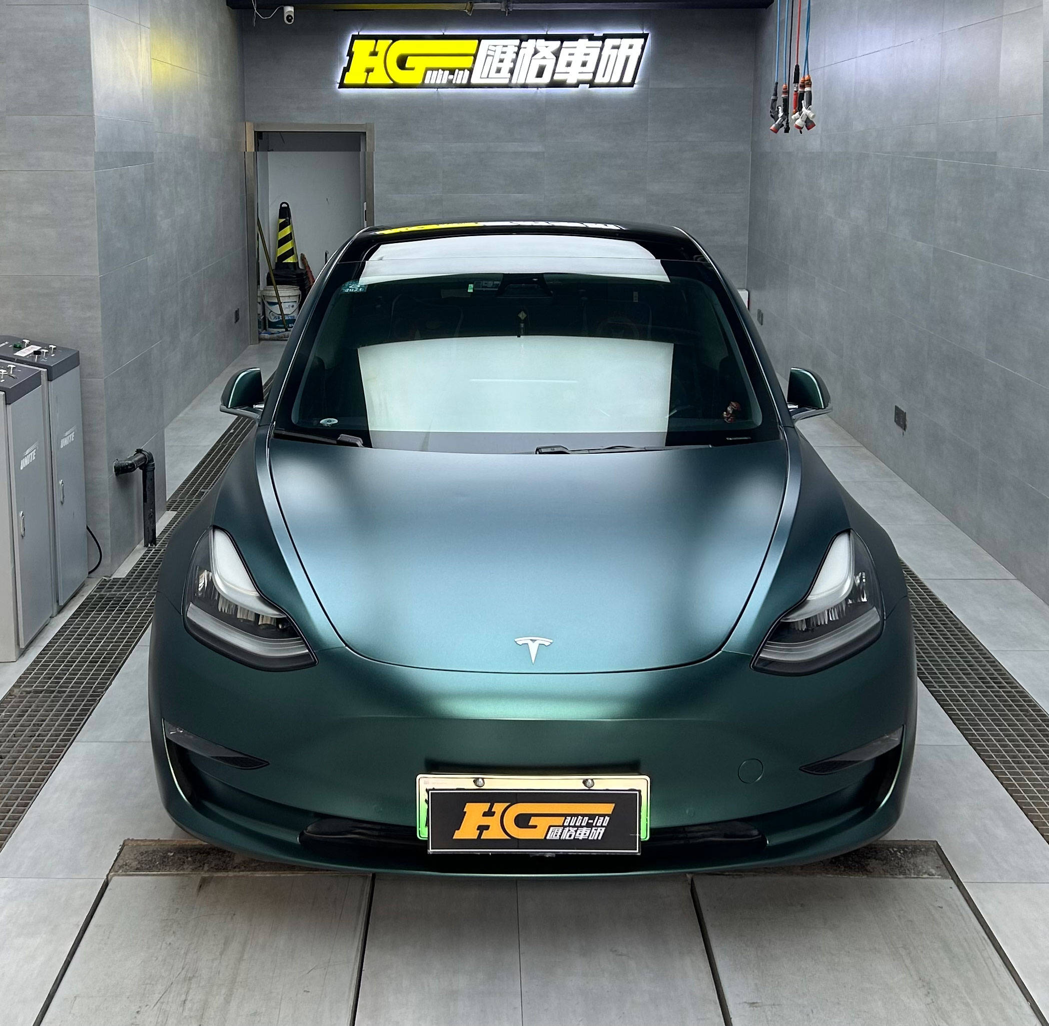 长沙汽车贴膜汇格车研,特斯拉model3改色膜电光墨绿