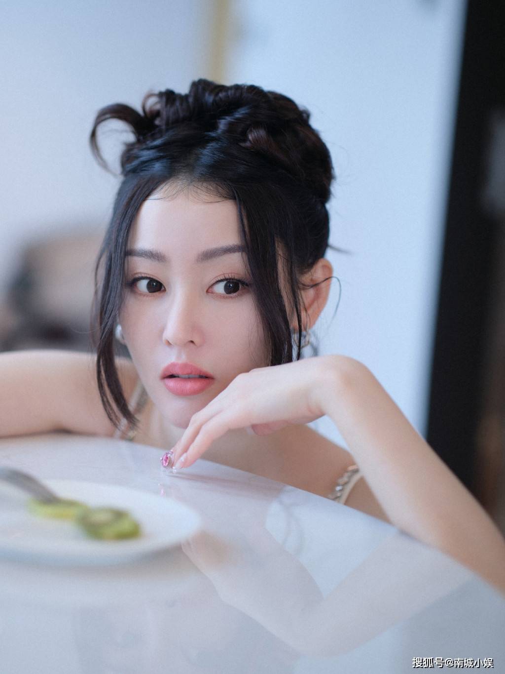 总的来说,张天爱是一位多才多艺,备受瞩目的女演员,她的演技,个人风格