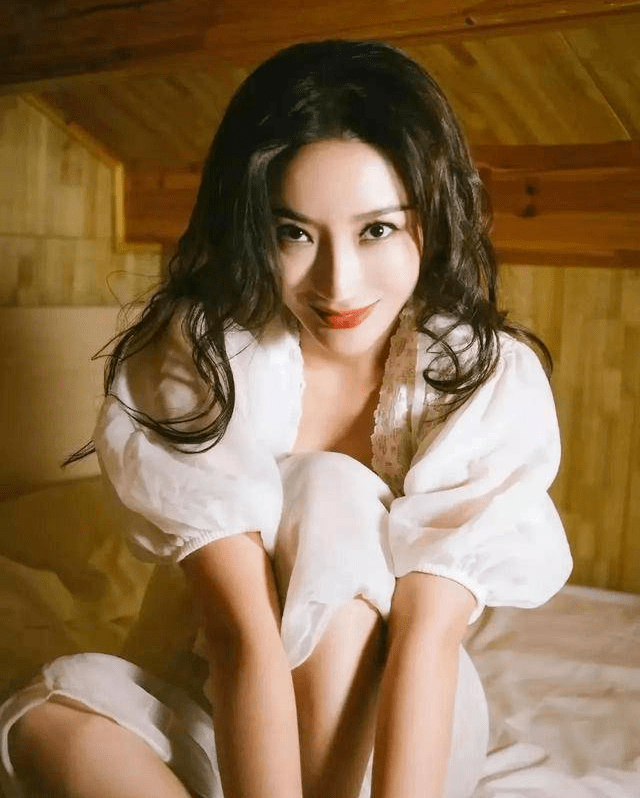 王李丹妮:性感身材与出色演技并存,舞台剧影后公益之心闪耀!