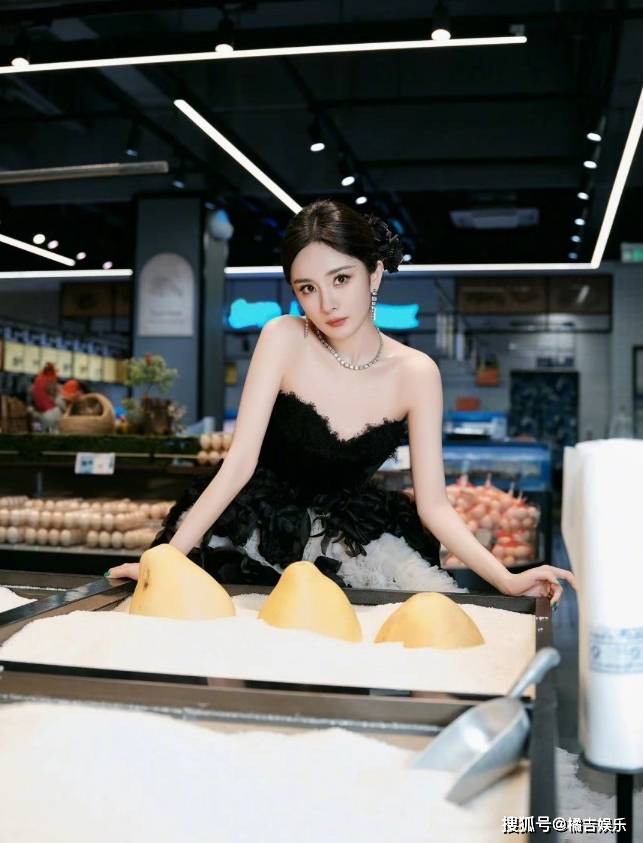 杨幂在超市拍出发图,超市秀场变身!gq盛典红毯造型引爆期待  第1张
