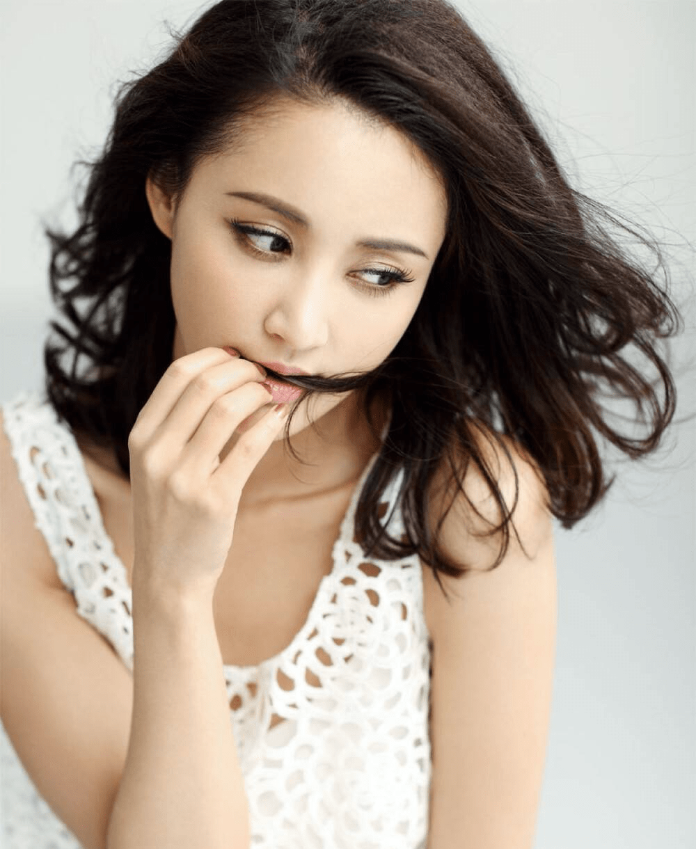 从小就对表演充满热情的张歆艺,年轻时便进入演艺圈,开始了她的演艺