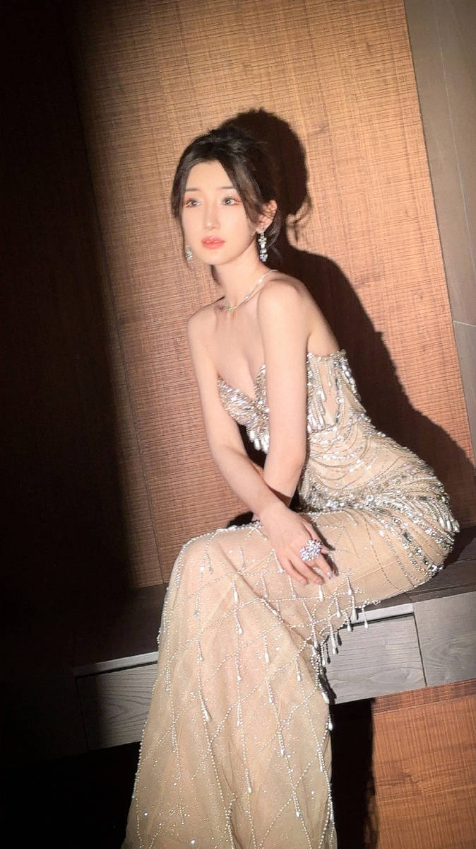 毛晓彤盛典造型曝光,香槟色流苏鱼尾裙展现完美腰臀比例,性感曲线引爆