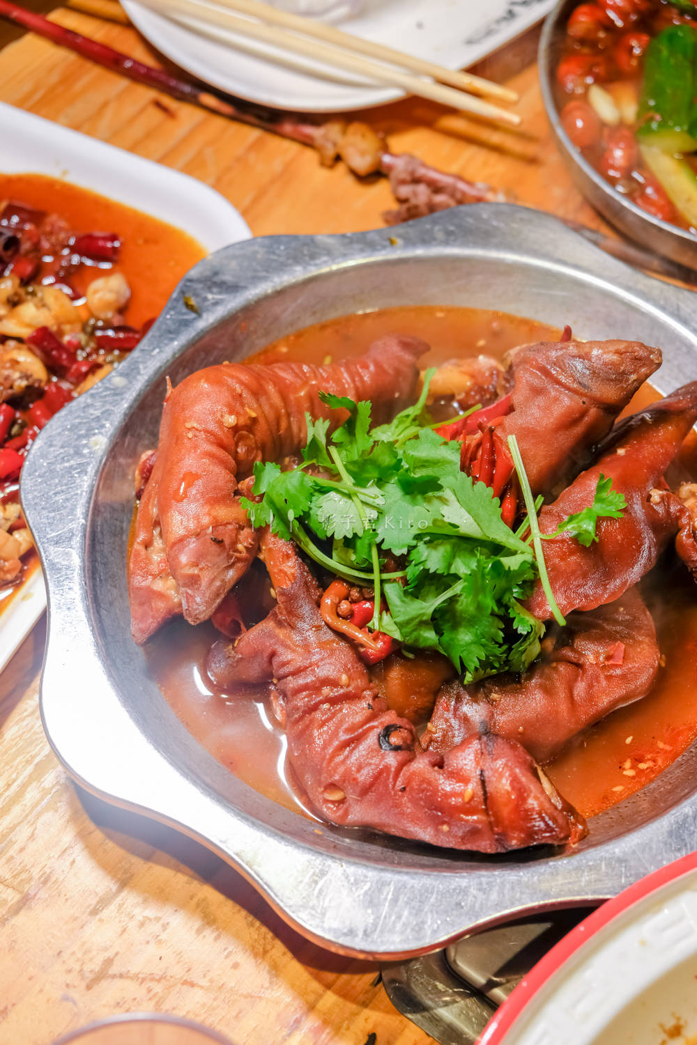 对了,还有火遍西安的麻辣羊蹄被阿青完美复刻,这波福利真的是诚意满满