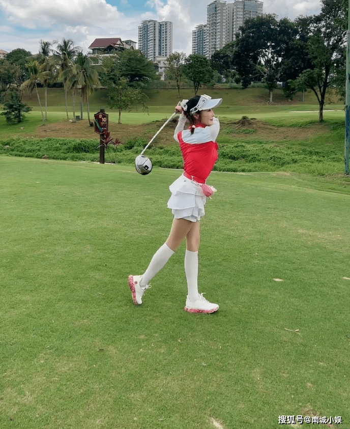 杨丽菁除了热爱演艺事业,还有广泛的兴趣爱好,如瑜伽,舞蹈,游泳等.