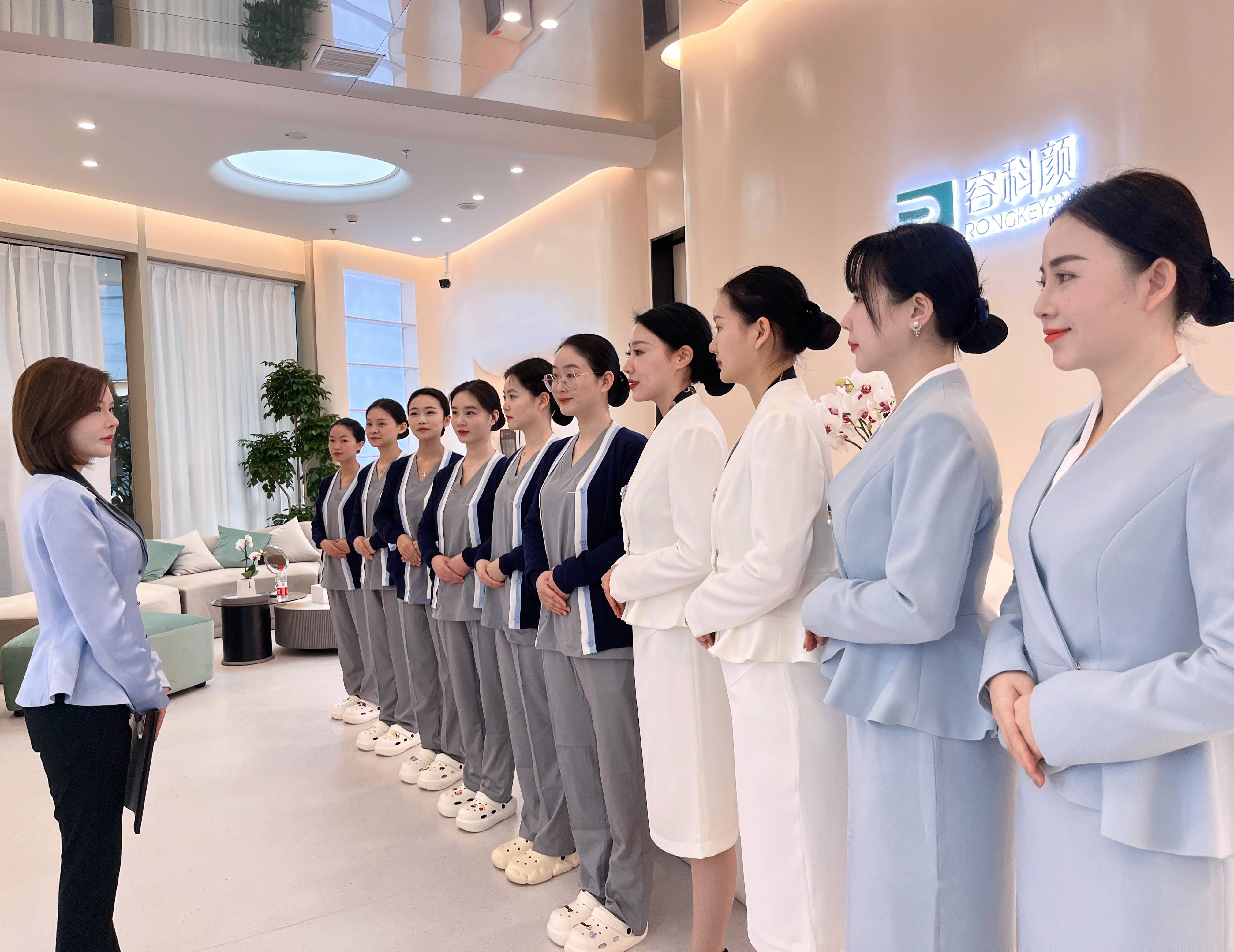 员工展示首先,容科颜轻医美拥有国内优秀医师的团队,这些医师经验丰富