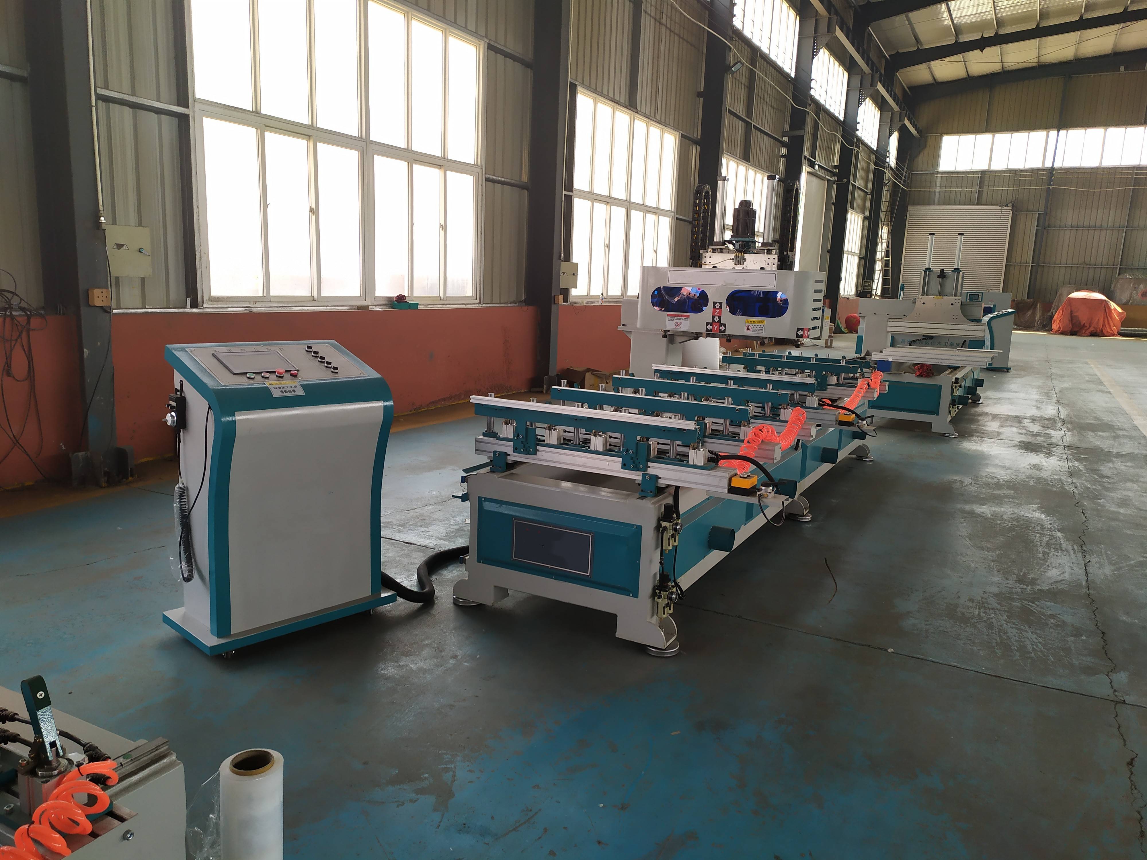 先进的数控系统控制刀具的运动轨迹和切割参数,精确地切割出开槽的