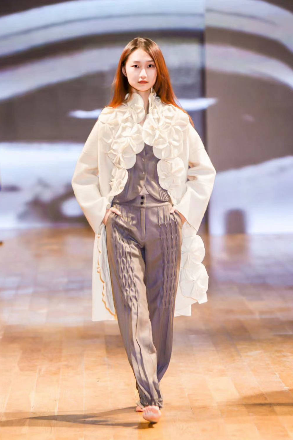 新面孔学员参加中乌建交35周年系列活动_服表_文化_服装