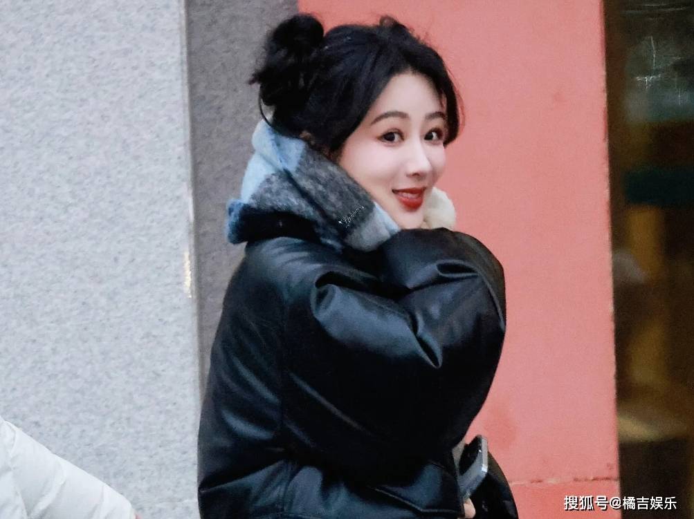 杨紫扎哪吒头蹦蹦跳跳出来了,可爱的杨紫手里拿着手机,杨紫穿着她的