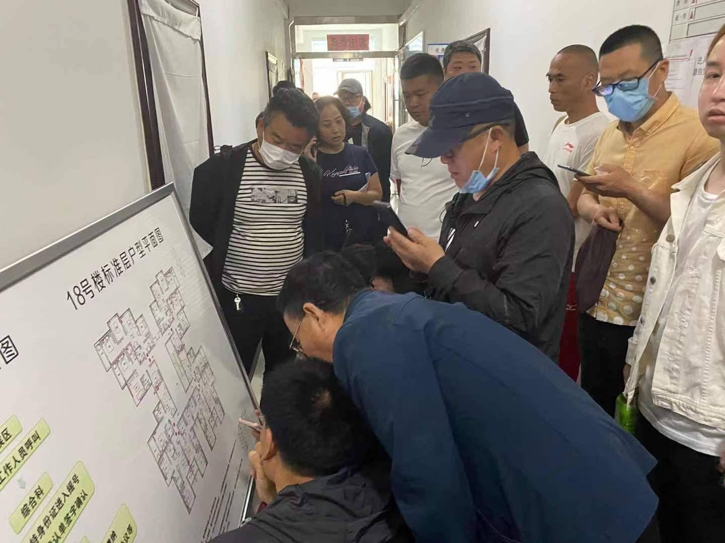 记者采访咸阳市秦都区保障性住房管理中心，在该中心主任办公室内，一名男子先是称