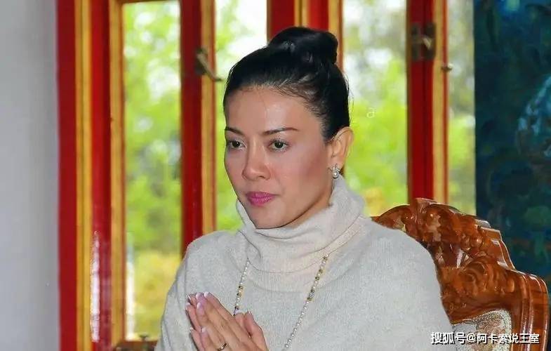 泰国王妃西拉米因美貌入宫,却在政局中颠簸下台,生下儿子被内定为储君