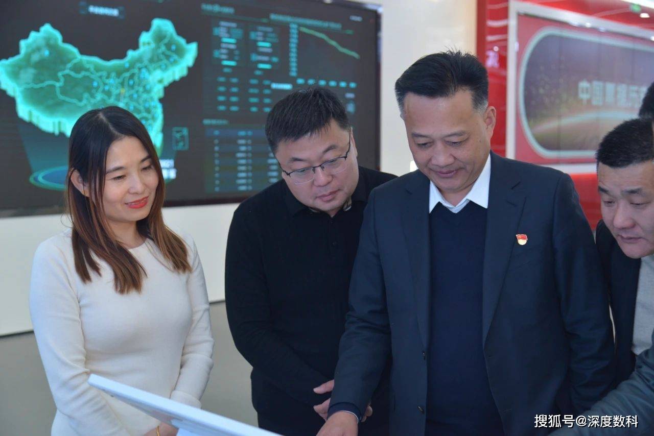 在参观数字展厅过程中,刘迪介绍道,深度数科集团作为一家专注于探索