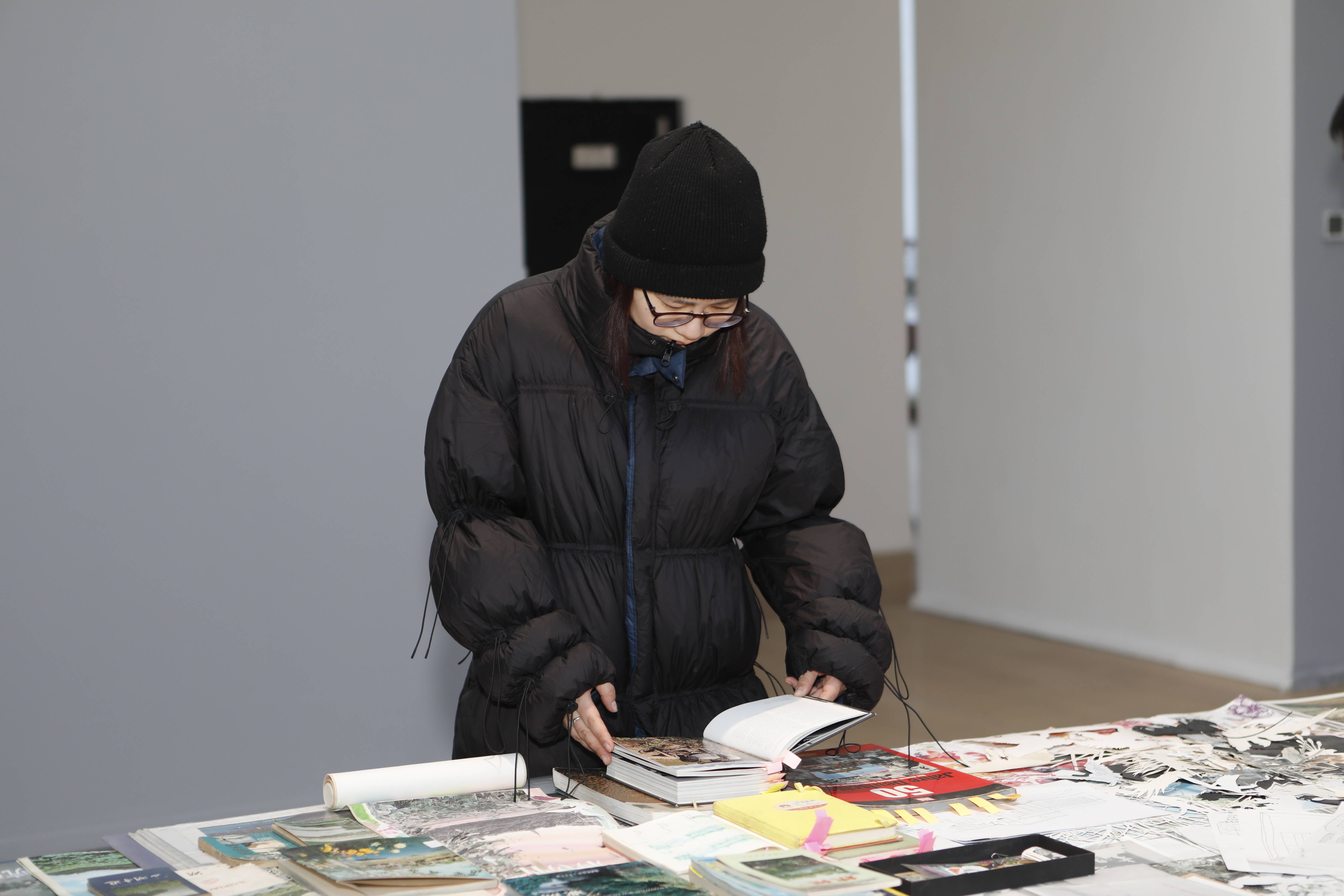 十几本不同版本的画册,刊登了画家列维坦的经典名作《深渊旁》.